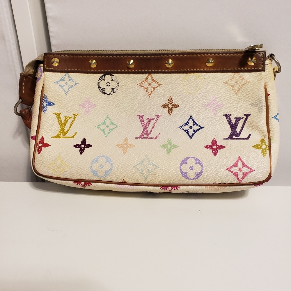 Louis Vuitton multi pochette white.
